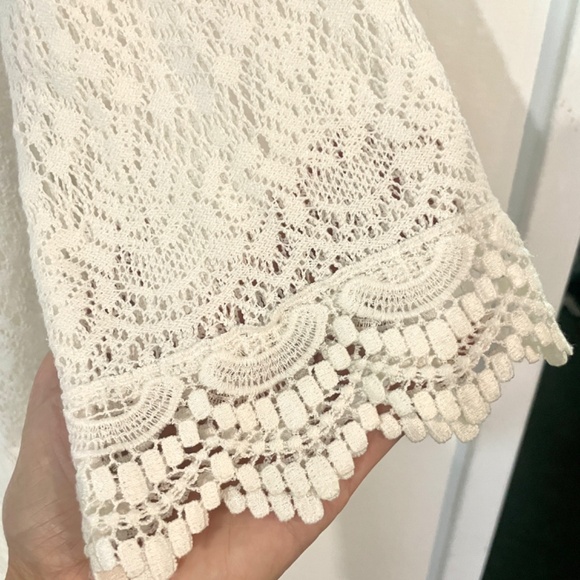 White lace dress with long flared sleeves - Picture 3 of 4